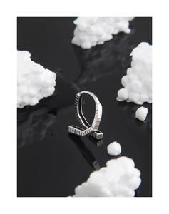 Nahaufnahme des S925 Sterling Silber Rings mit strukturierten geometrischen Linien
