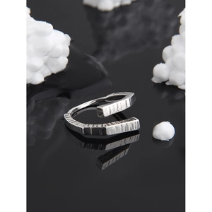 S925 Sterling Silber Doppelring mit unregelmäßigen handgefertigten Texturen und Glanz