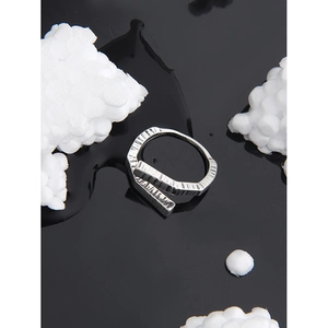 Minimalistischer S925 Sterling Silber Doppelring mit strukturierten vertikalen Linien