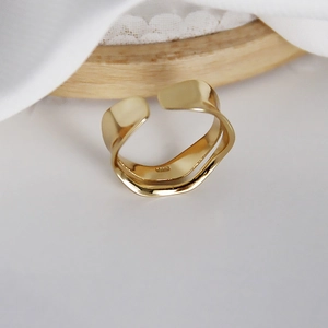 Macro shot of 18K gold plated S925 sterling silver wavy ring with S925 hallmark