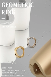Makroansicht minimalistischer unregelmäßiger hohler ovaler Ringe in Gold und Silber