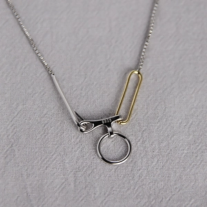 Vue macro du collier chaîne vénitienne en argent S925 avec pendentif géométrique et poinçon