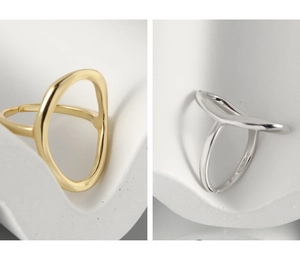 Detailaufnahme des unregelmäßigen ovalen S925 Sterlingsilberrings mit Lava-Textur