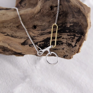 Collier minimaliste en argent S925 avec fermoir géométrique doré sur bois