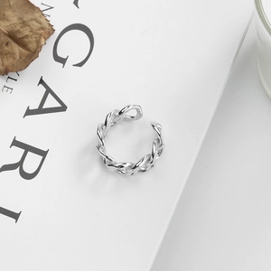Macro shot of an adjustable s925 silver ring featuring a twisted chain-link hollow design