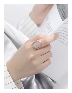 Nahaufnahme eines minimalistischen S925 Silberrings mit hohlem Oval-Design