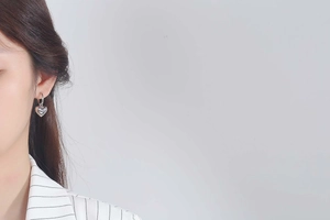 S925 Sterling Silber Herz Ohrringe am Model präsentiert für minimalistischen Stil