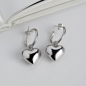 Details von S925 Sterling Silber Herz Ohrringen mit polierter Oberfläche auf weißem Grund