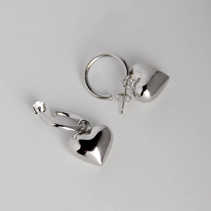 Makroaufnahme von S925 Sterling Silber Creolen mit 3D-herzförmigen Anhängern