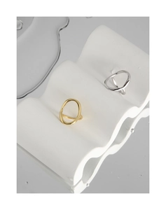 Makroaufnahme goldener und silberner unregelmäßiger S925 Sterling Silber Ringe auf Wasserfläche