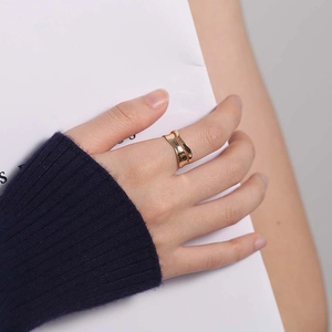 Minimalist S925 sterling silver ring with wave design worn on finger for women