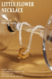 Détail du collier de perles en argent 925 avec pendentif fleur en or et fermoir en T