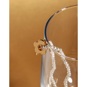 Élégant bracelet en perles d'argent 925 avec un fermoir floral métallique doré chic