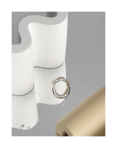 Detail eines unregelmäßigen hohlen S925 Sterlingsilberrings auf einer Reflexionsfläche
