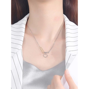 Collier minimaliste à chaîne géométrique avec anneau argenté et pendentif rectangle doré