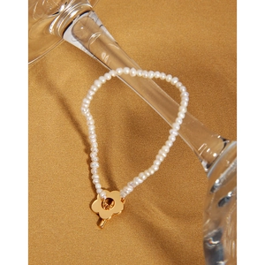 Élégant bracelet en perles d'argent 925 avec un pendentif fleur dorée pour femmes