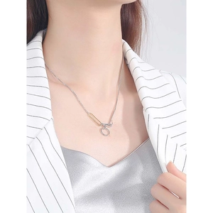 Collier géométrique bicolore or et argent au style minimaliste porté par une femme