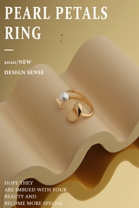 Détail de la bague pétale en or minimaliste avec perle blanche sur double anneau