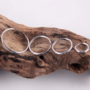 Lot de quatre créoles en argent sterling S925 de tailles variées sur une branche
