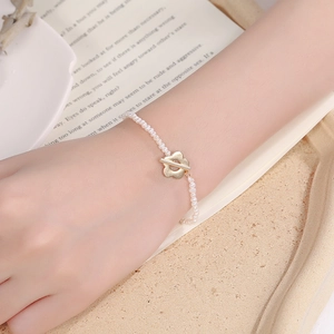 Bracelet perles en argent 925 avec fermoir fleur dorée en T pour femme élégante
