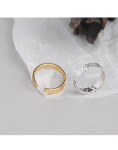 Détail de bagues en argent S925 doré et argenté avec une texture martelée artisanale