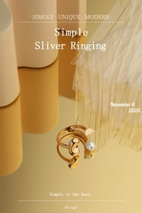 Détail de la bague ajustable en argent S925 doré avec perle et élément en métal poli