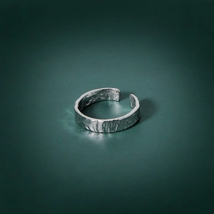 Bague ouverte minimaliste en argent sterling S925 avec texture martelée irrégulière