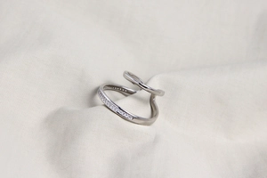 Detail von minimalistischem S925 Sterlingsilber Doppelring mit funkelnden Zirkonia-Steinen