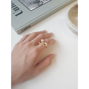 Bague ouverte minimaliste en argent S925 avec perle et perle en métal portée à la main