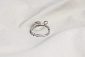 Detail eines doppellagigen S925-Silberrings, verstellbar mit Pavé-besetzten Zirkonia