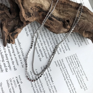 Collana a doppio strato in argento S925 con perle piatte e catena a maglia barbazzale