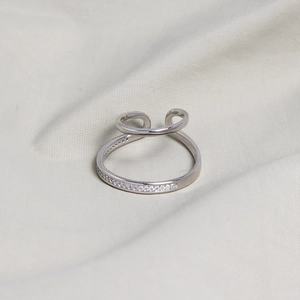 Minimalistischer S925 Silberring im Doppel-Design mit funkelnden Zirkonia-Steinen