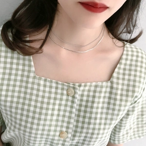 Dettaglio della collana a doppio strato in argento sterling S925 indossata sul collo