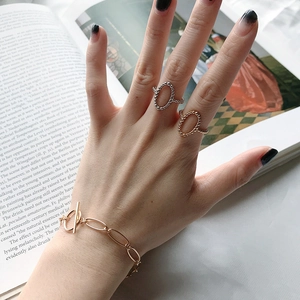 Ensemble de bagues perlées en argent S925 et bracelet à fermoir à bascule sur revue