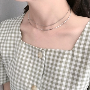 Dettaglio di una collana a doppio strato in argento sterling S925 con perline piatte