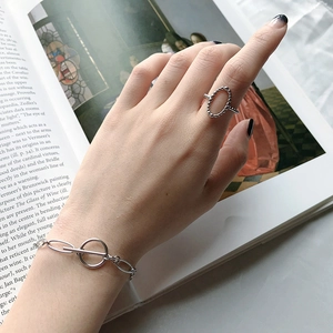 Gros plan sur bague perlée en argent 925 et bracelet à chaîne avec fermoir OT