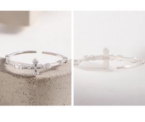 Vue macro du poinçon S925 et de la bague croix étincelante avec des pierres de zircon