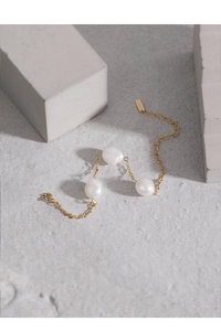 Detailed shot of three baroque pearls on a gold S925 silver chain with adjustable lobster clasp