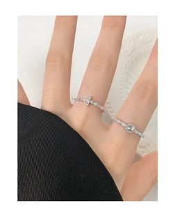 Détails de bagues en argent S925 avec design croix et pierre de lune irisée