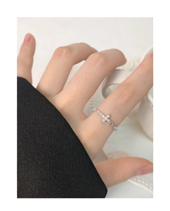 Vue détaillée de la bague croix en argent sterling S925 ornée de zircons brillants