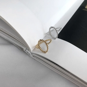 Gros plan de bagues perlées en argent sterling S925 or et argent sur un livre