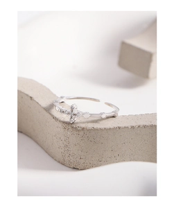 Macro d'une bague croix en argent S925 avec zircons scintillants et design ajustable