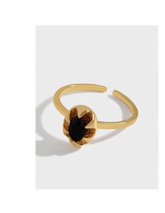 Détail d'une bague s925 plaquée or avec zircon noir ovale serti à griffes