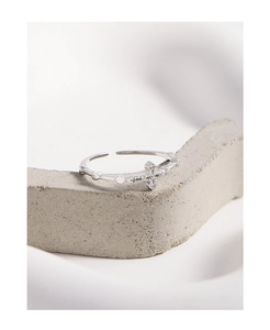 Détail de la bague croix en argent avec incrustations de zircons sur pierre grise