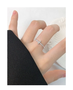Détail d'une bague croix en argent sterling S925 avec des pierres de zircone brillantes