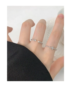 Détail du lot de bagues croix en argent sterling S925 avec texture corde sur une main