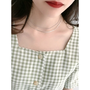 Collana a doppio strato in argento S925 con perle piatte sul collo della donna