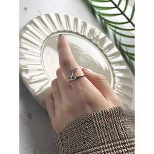 Dettaglio anello in argento S925 con ciondolo a stella in zircone indossato su una mano