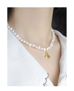 Détail du collier de perles en argent S925 avec pendentif en forme d'éventail doré