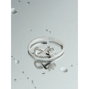 Elegante anello a infinito in argento sterling S925 con zirconi su superficie a specchio